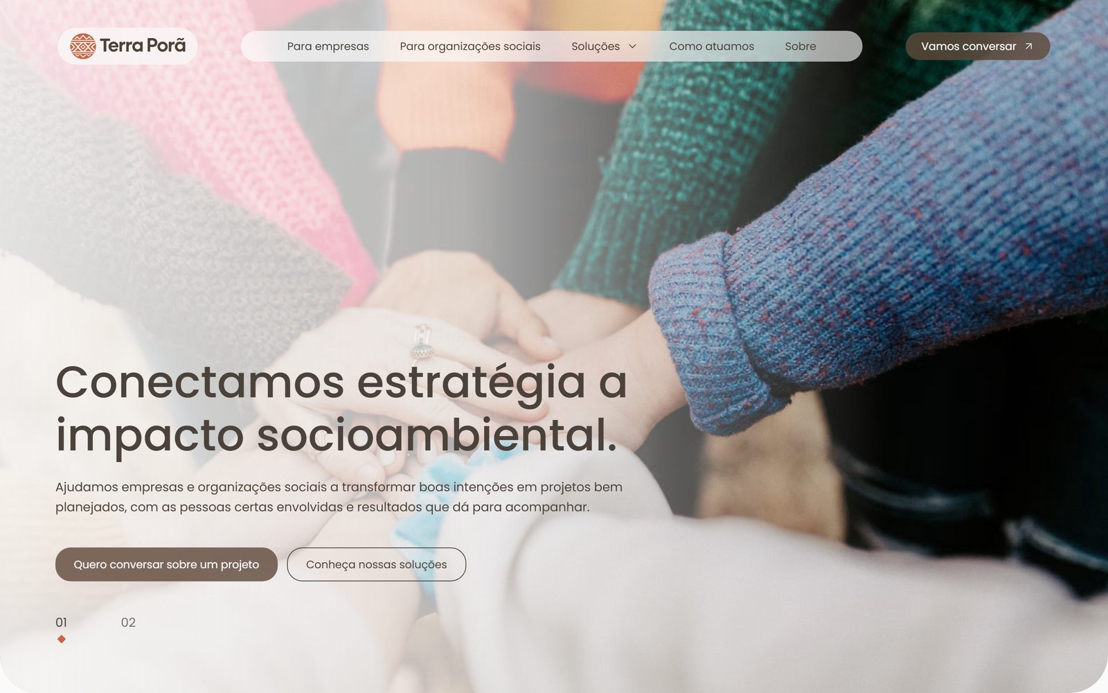 Página inicial do site da Terra Porã, com mãos unidas ao fundo e o título Conectamos estratégia a impacto socioambiental