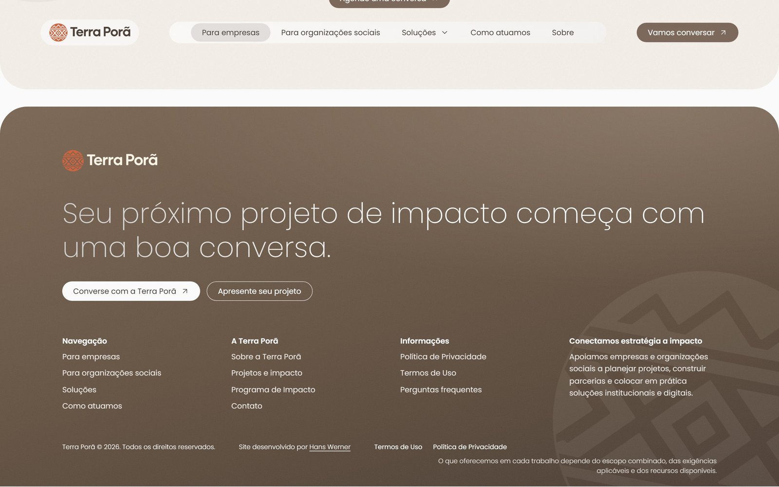 Rodapé do site em degradê marrom com marca-d'água do símbolo